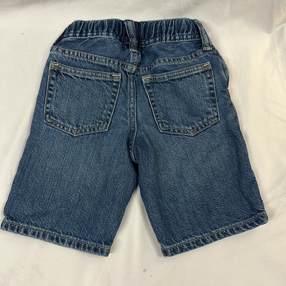 GAP - long denim shorts with distressed/frayed design. Size 3 - Picture 3 of 3